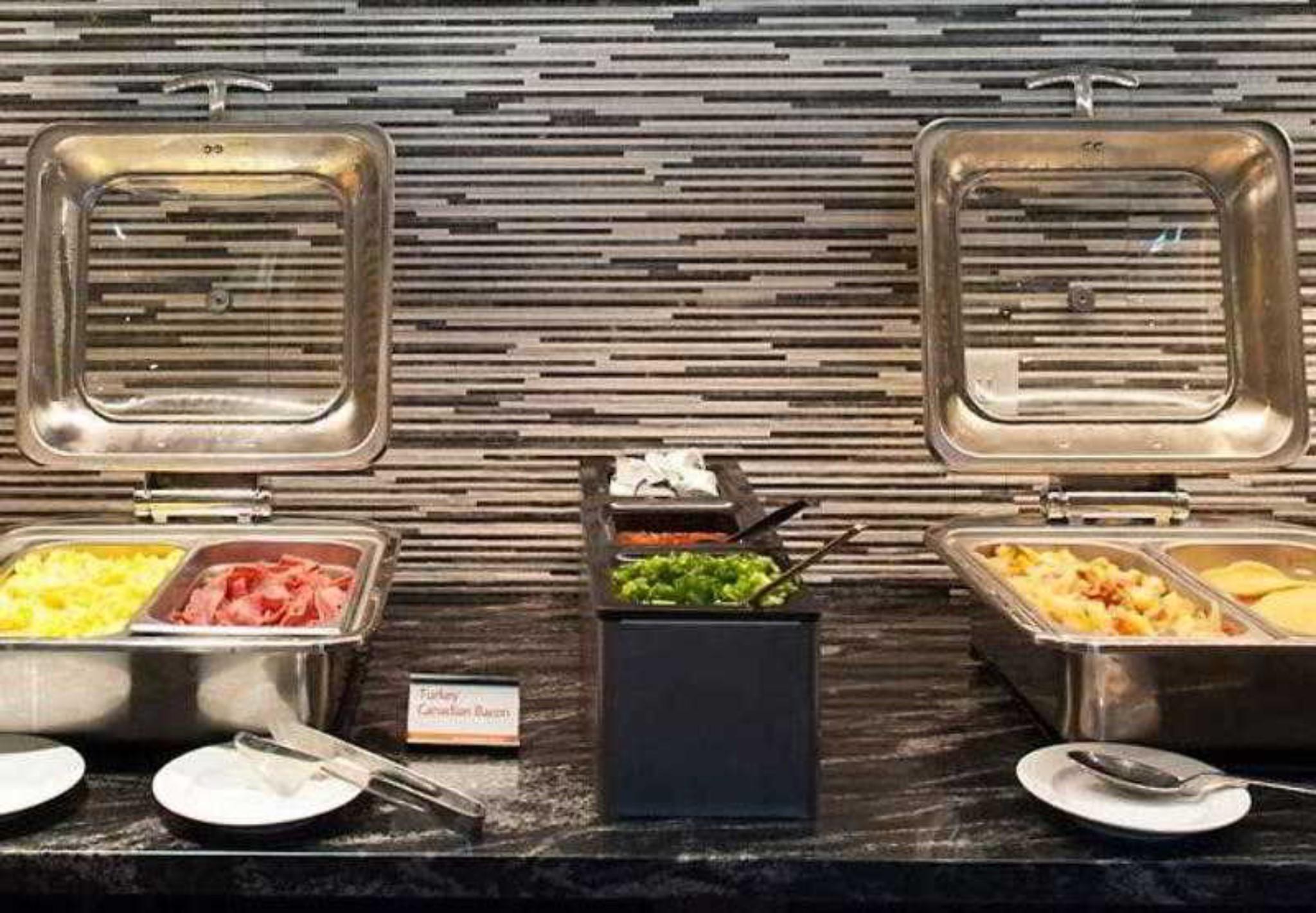 Residence Inn By Marriott Boston Logan Airport/Челсі Ресторан фото